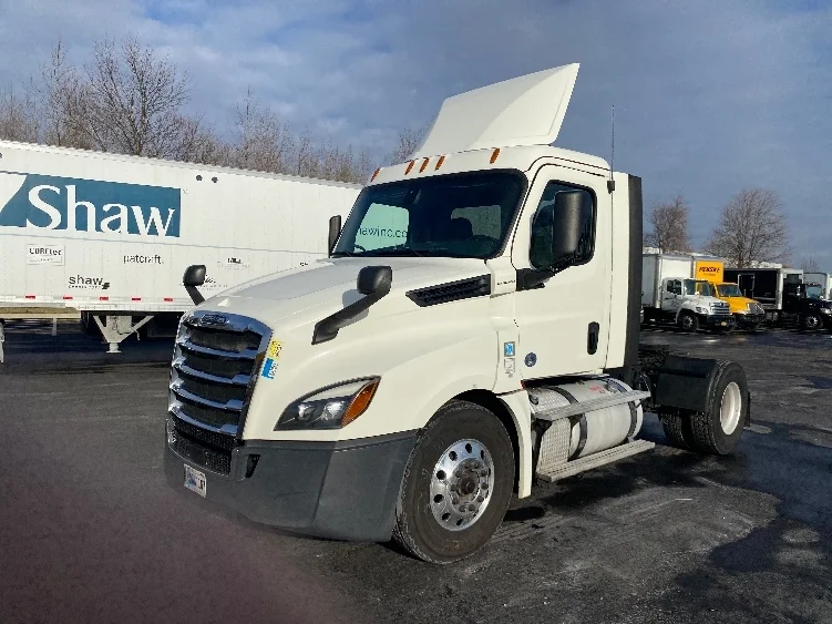 2019 Freightliner Cascadia - image 3