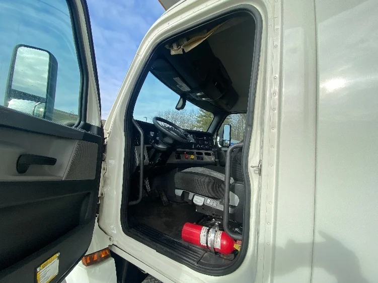 2019 Freightliner Cascadia - image 9