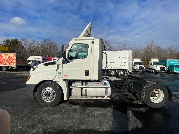 2019 Freightliner Cascadia - image 4