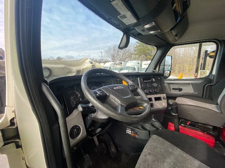 2019 Freightliner Cascadia - image 10