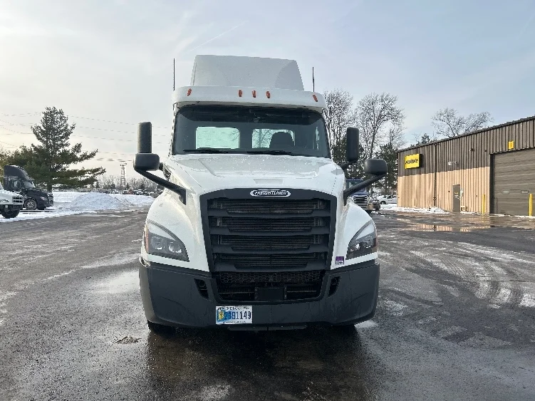 2020 Freightliner Cascadia in Middlefield, OH — photo 2