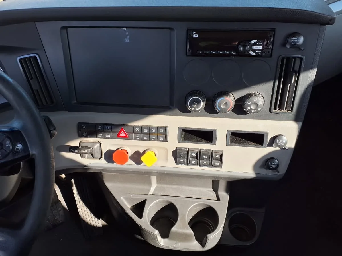 2020 Freightliner Cascadia - image 12