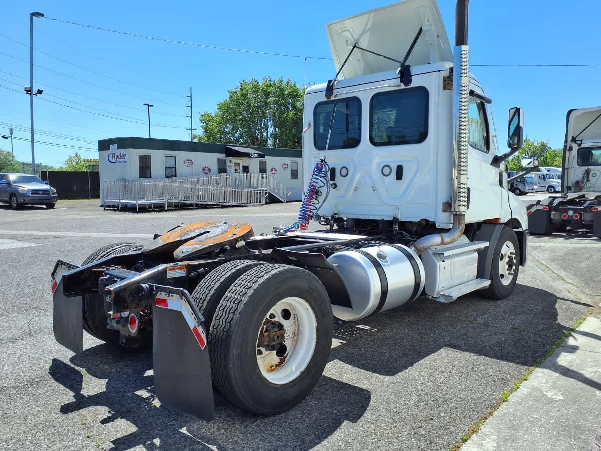 2020 Freightliner Cascadia in Knoxville, TN — photo 4
