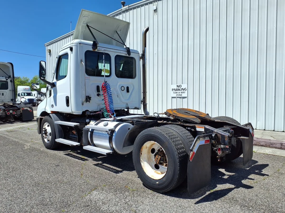 2020 Freightliner Cascadia in Knoxville, TN — photo 6