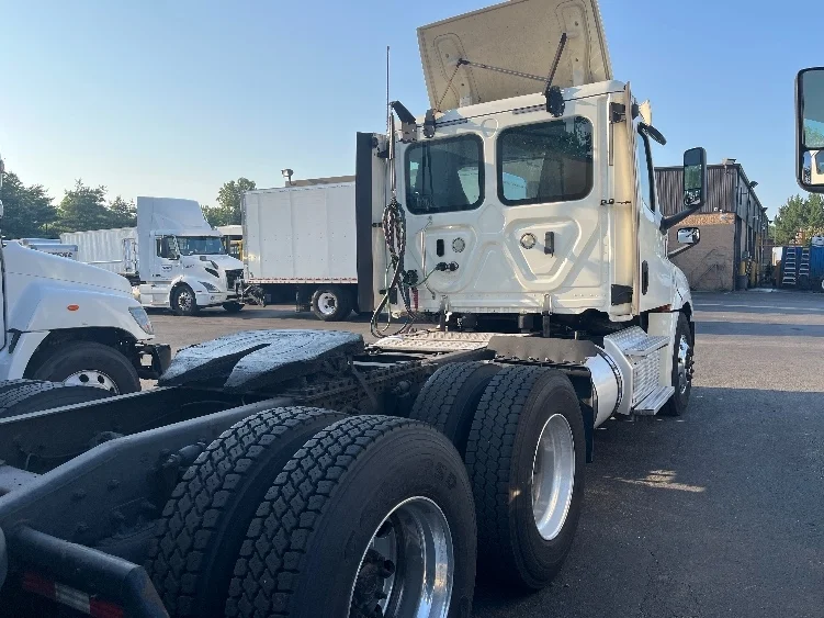 2019 Freightliner Cascadia in Capitol Heights, MD — photo 5