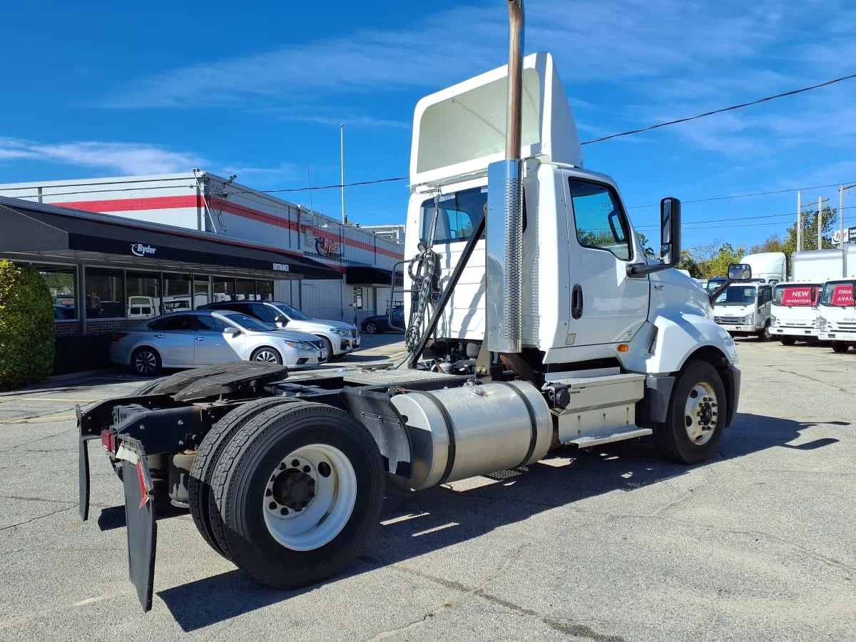 2021 International LT - image 4