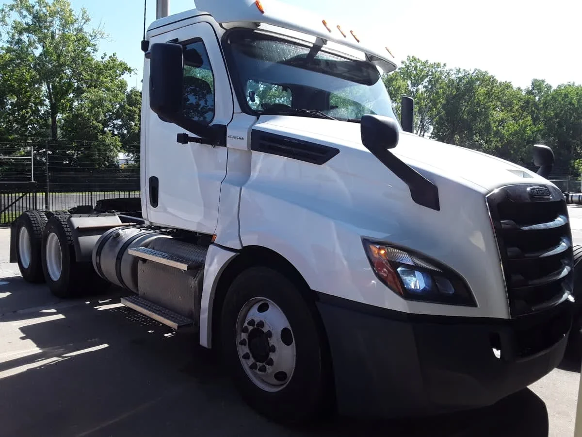 2020 Freightliner Cascadia in Kansas City, MO — photo 3