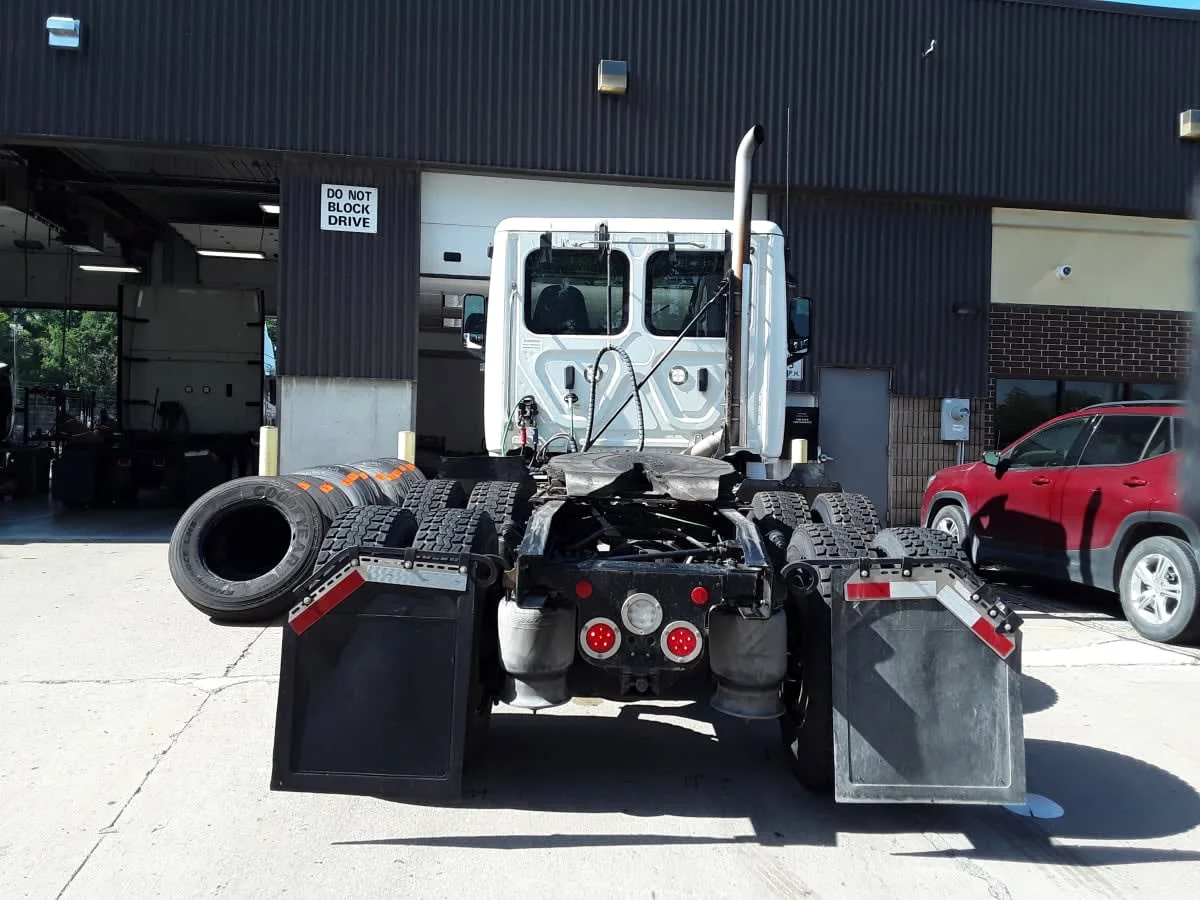 2020 Freightliner Cascadia in Kansas City, MO — photo 5