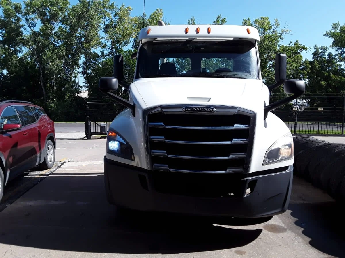 2020 Freightliner Cascadia in Kansas City, MO — photo 2