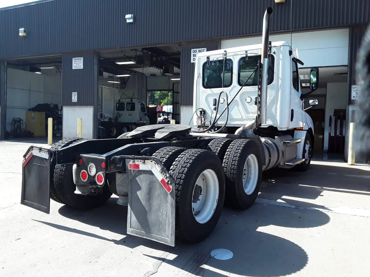 2020 Freightliner Cascadia in Kansas City, MO — photo 4