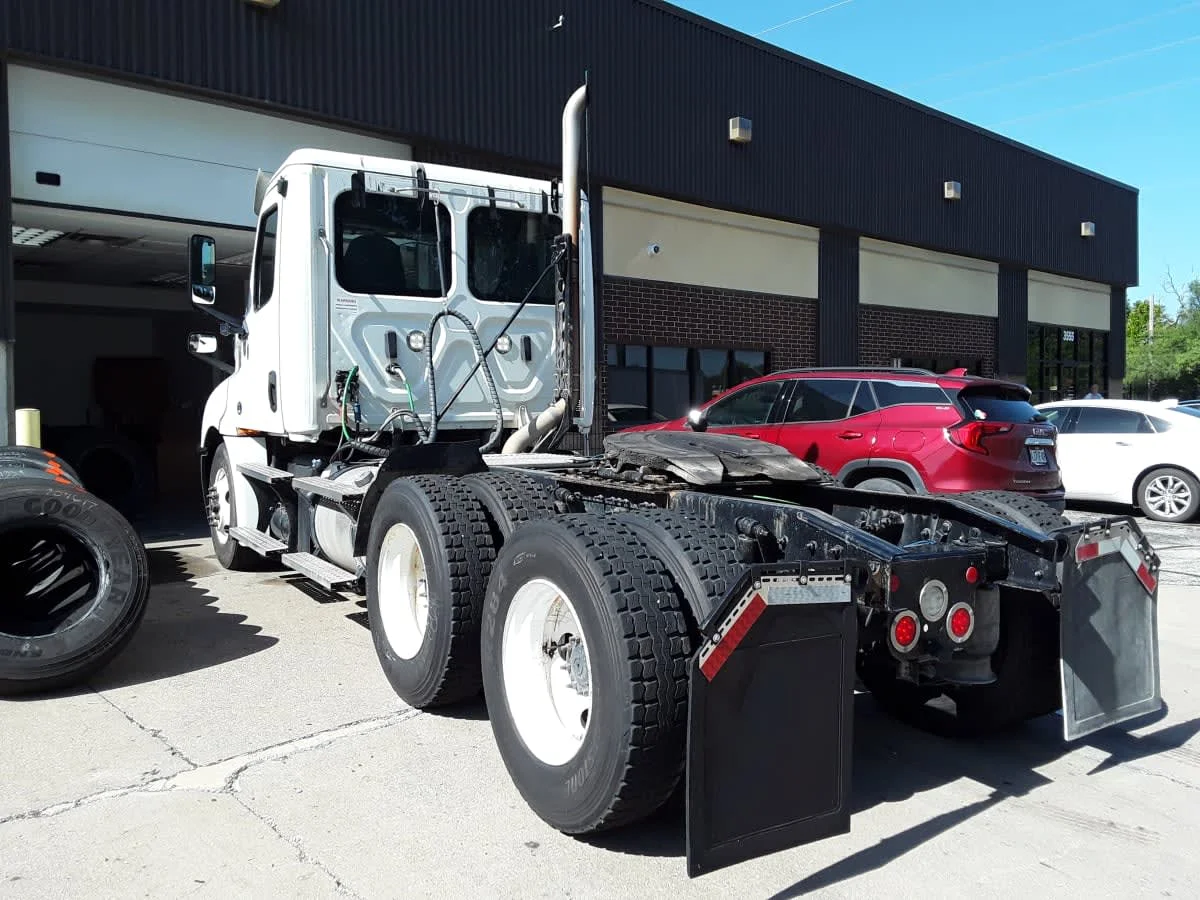 2020 Freightliner Cascadia in Kansas City, MO — photo 6
