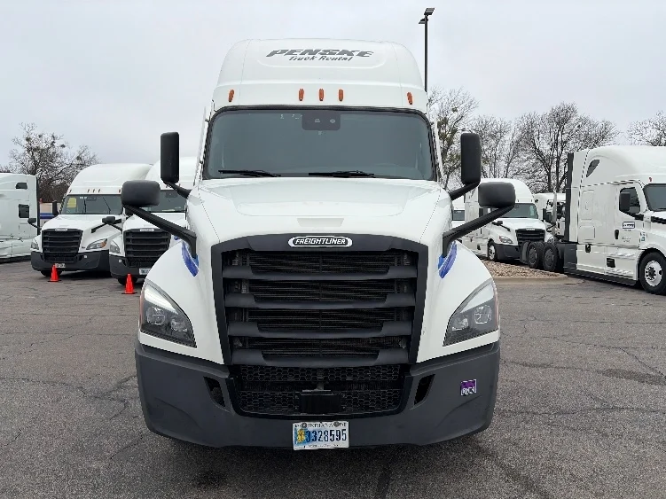 2023 Freightliner Cascadia - image 2