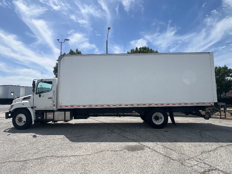 2019 Hino 338 - image 4