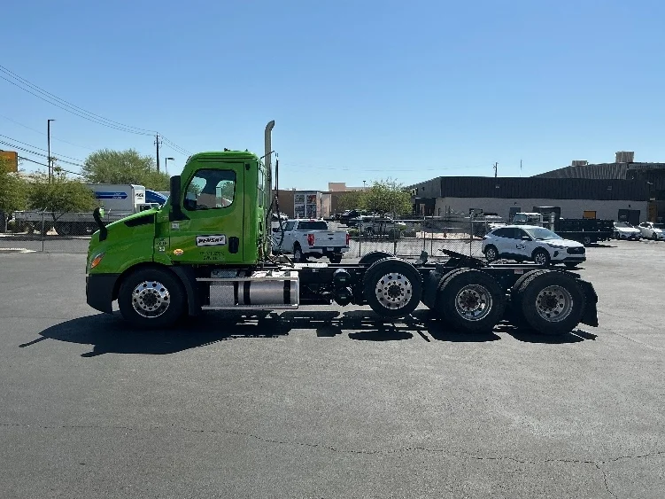 2024 Freightliner Cascadia in Dallas, TX — photo 4