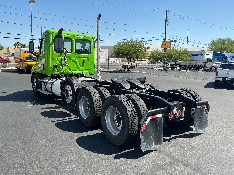 2024 Freightliner Cascadia in Dallas, TX — photo 5