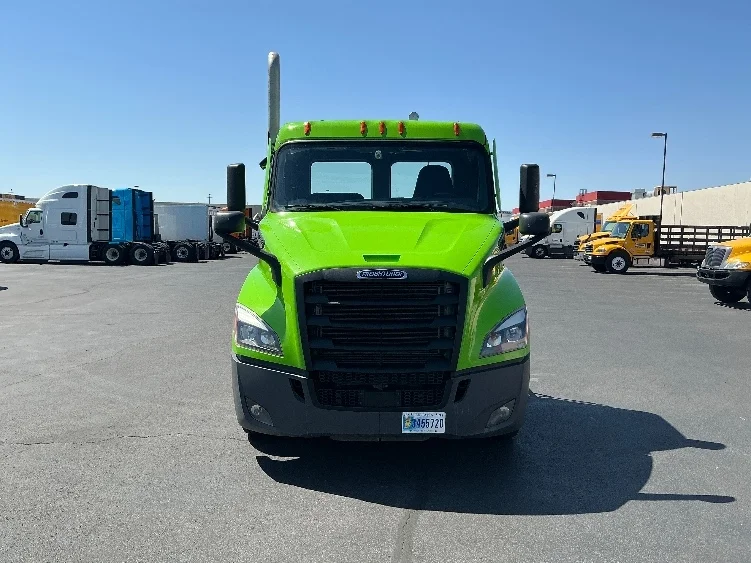 2024 Freightliner Cascadia in Dallas, TX — photo 2