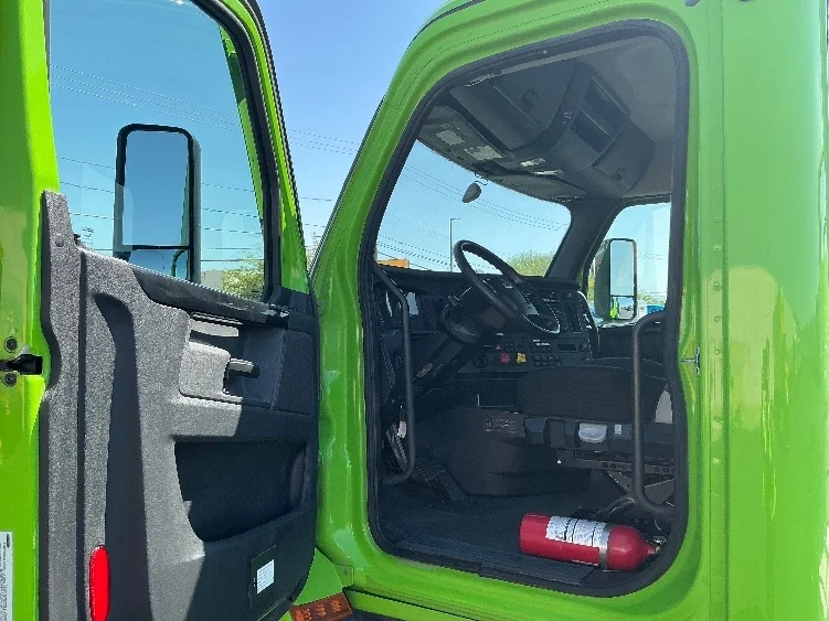 2024 Freightliner Cascadia in Dallas, TX — photo 9
