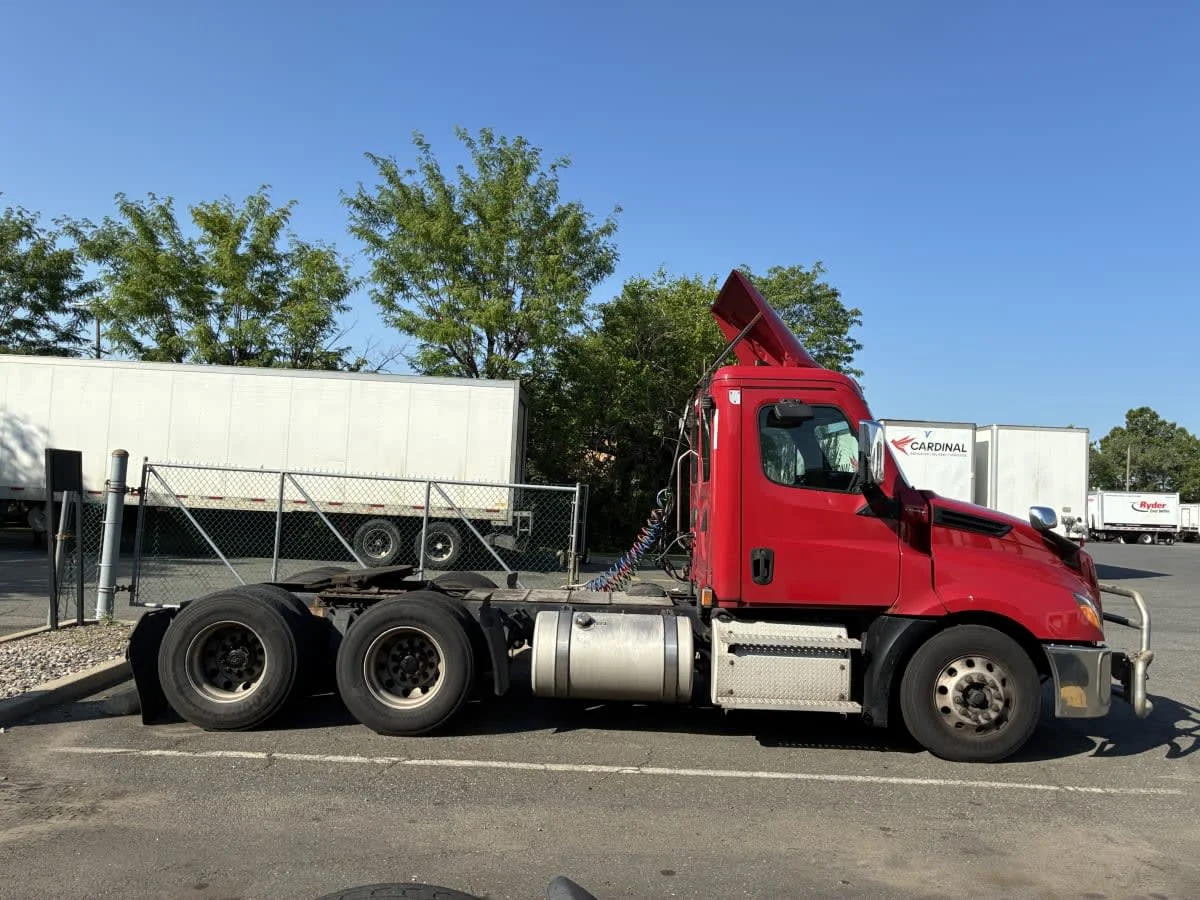 2021 Freightliner Cascadia in Newark, NJ — photo 12