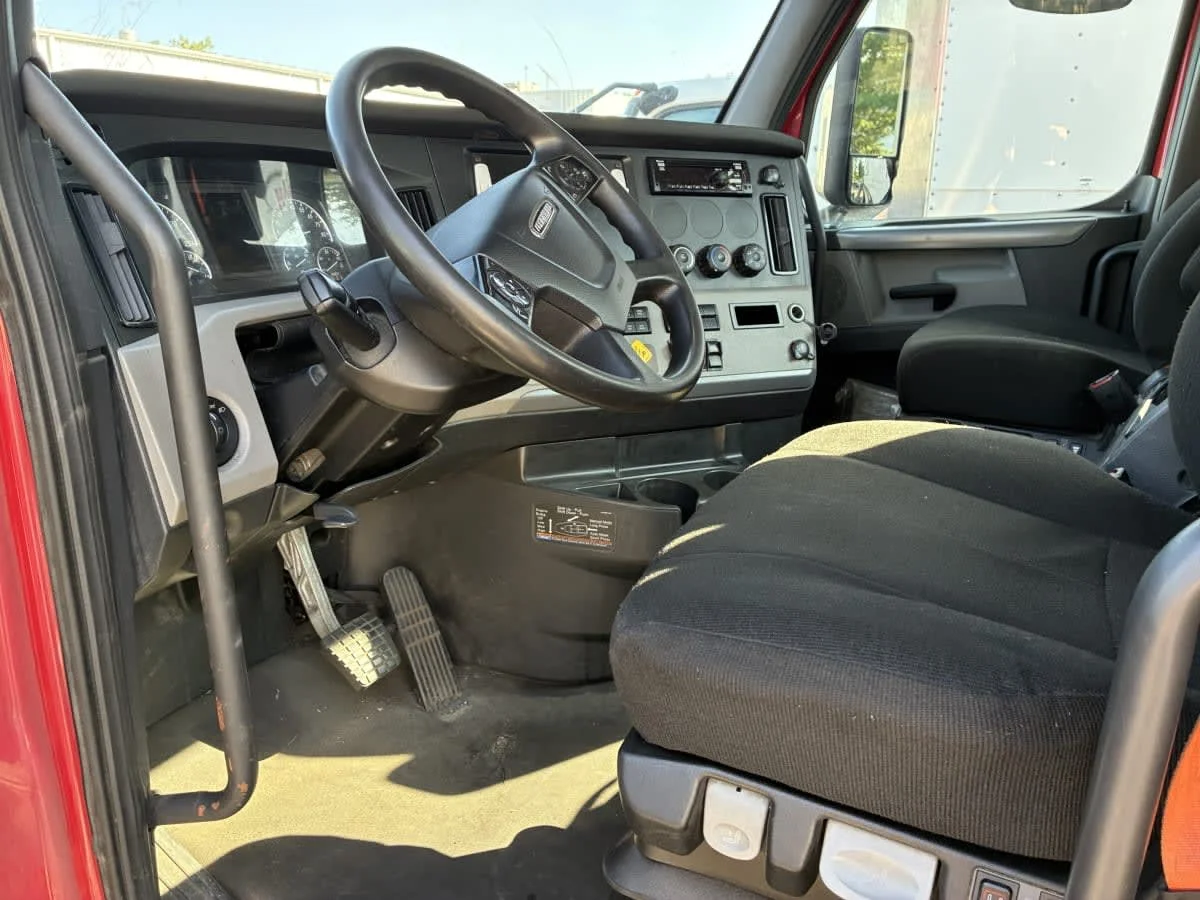 2021 Freightliner Cascadia in Newark, NJ — photo 10