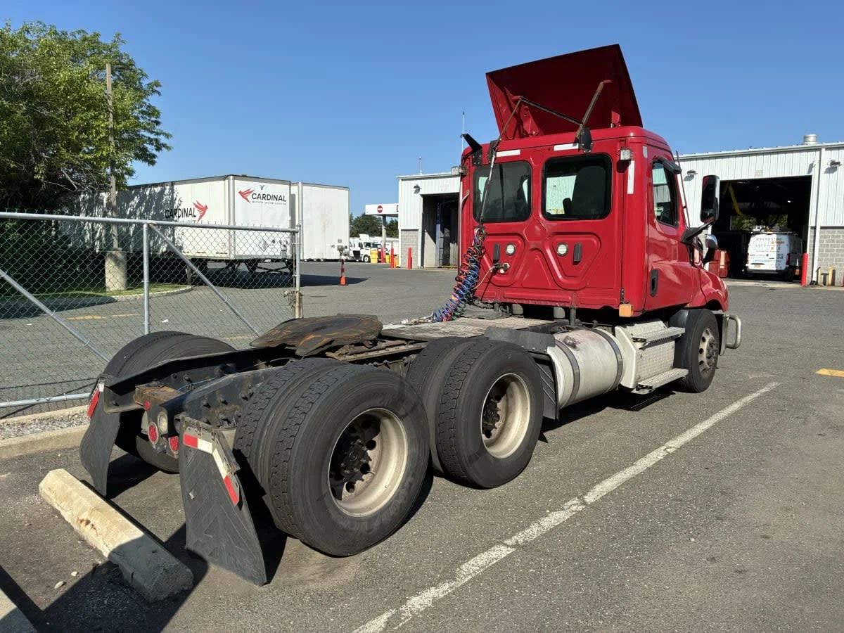 2021 Freightliner Cascadia in Newark, NJ — photo 4