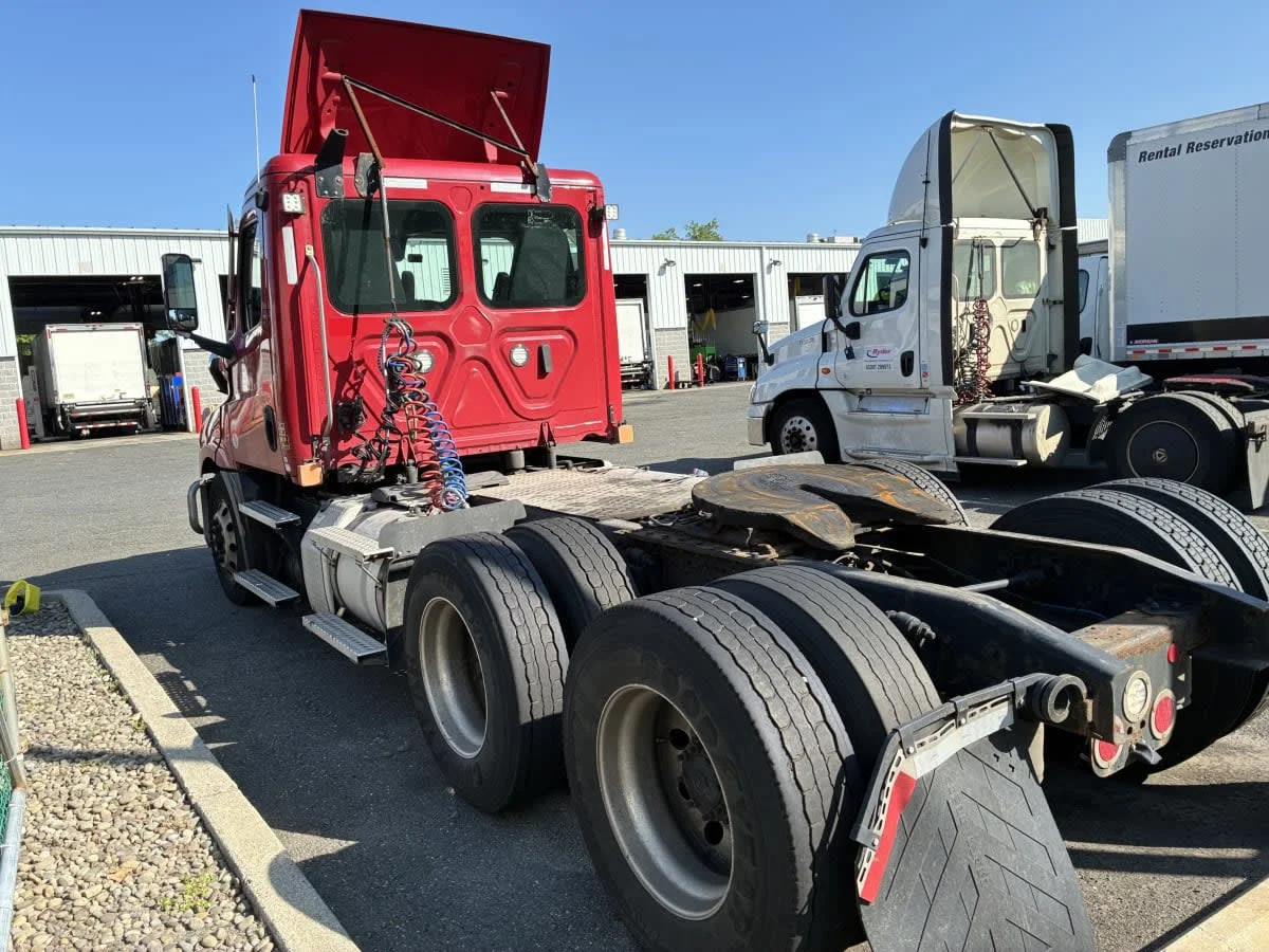 2021 Freightliner Cascadia in Newark, NJ — photo 6