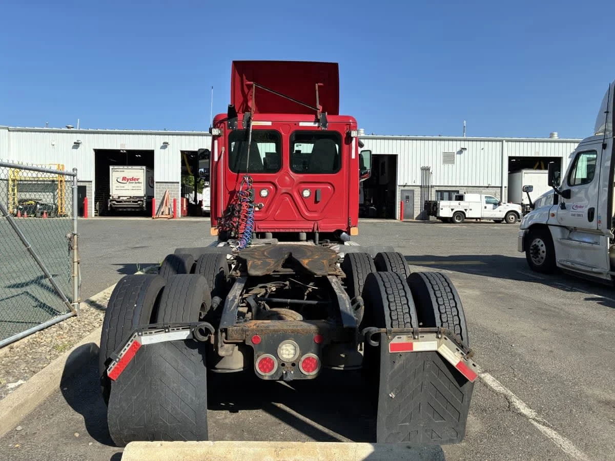 2021 Freightliner Cascadia in Newark, NJ — photo 5