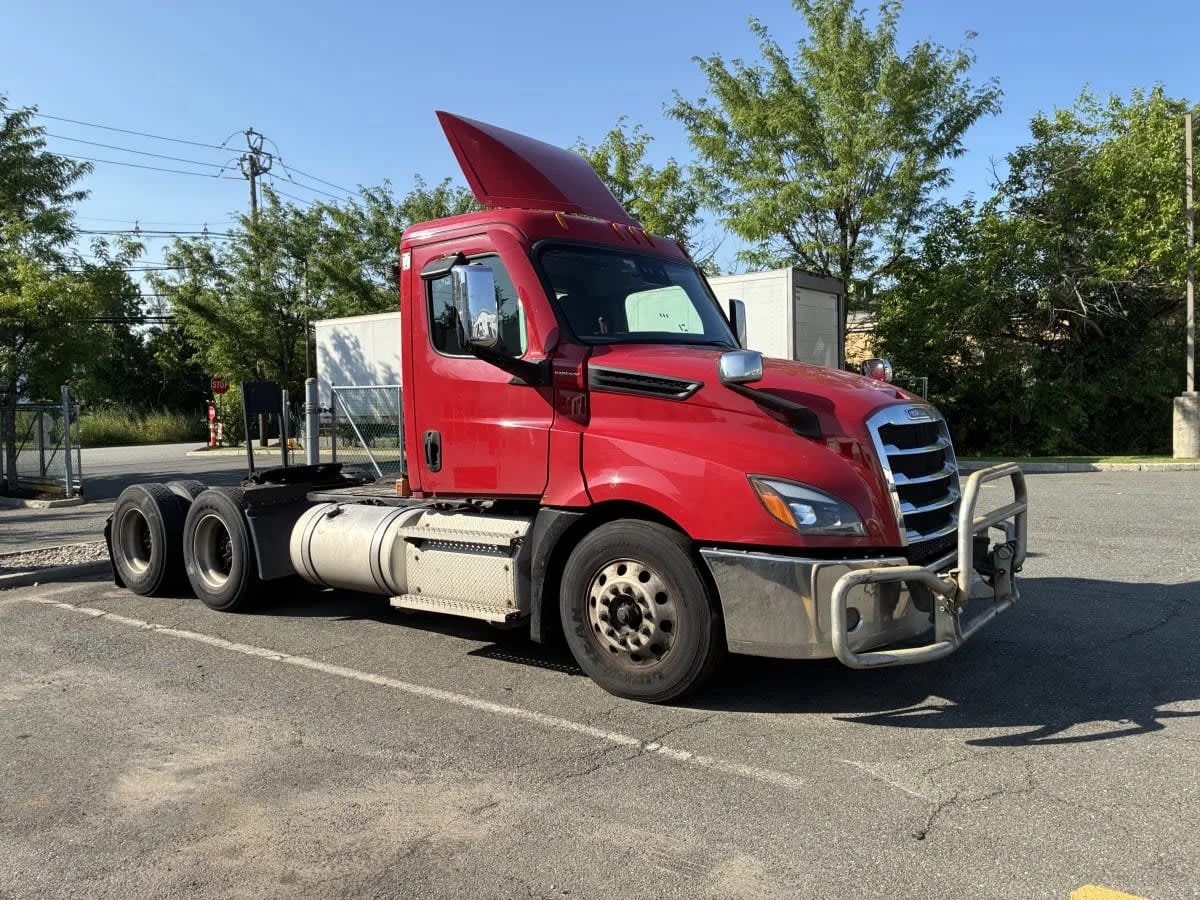 2021 Freightliner Cascadia in Newark, NJ — photo 3
