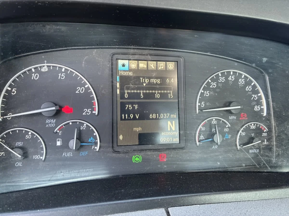 2021 Freightliner Cascadia in Newark, NJ — photo 9