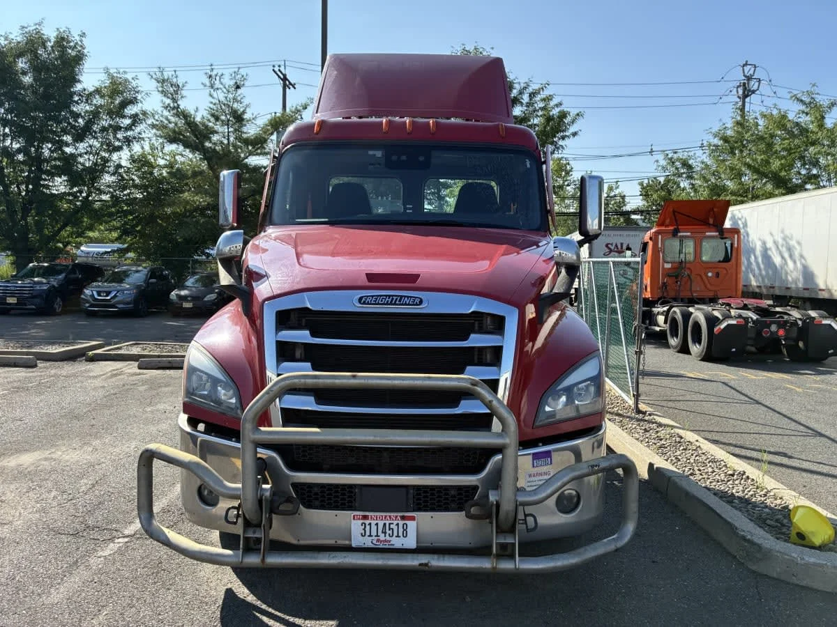 2021 Freightliner Cascadia in Newark, NJ — photo 2