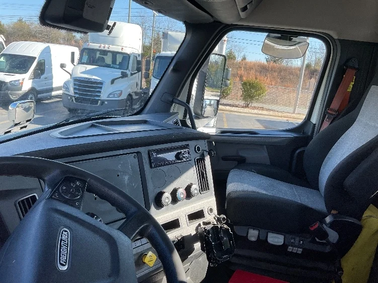 2021 Freightliner Cascadia - image 10