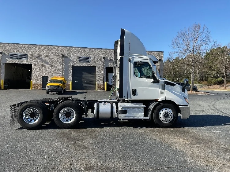 2021 Freightliner Cascadia - image 8