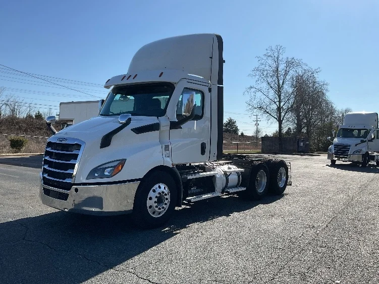 2021 Freightliner Cascadia - image 3