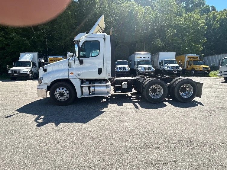 2019 Freightliner Cascadia in Auburn, MA — photo 4
