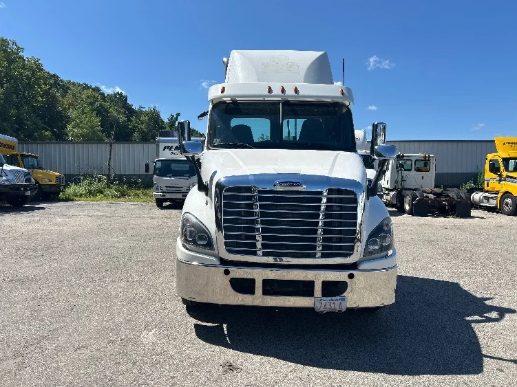 2019 Freightliner Cascadia in Auburn, MA — photo 2