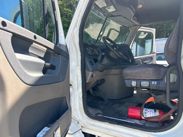 2019 Freightliner Cascadia in Auburn, MA — photo 9