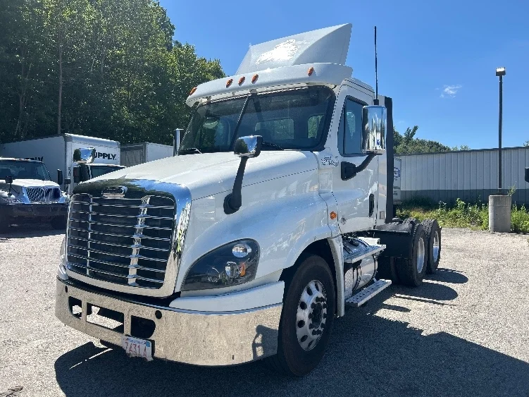 2019 Freightliner Cascadia in Auburn, MA — photo 3