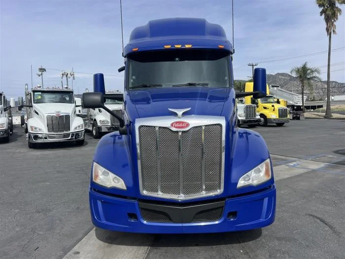 2022 Peterbilt 579 in Sylmar, CA — photo 3