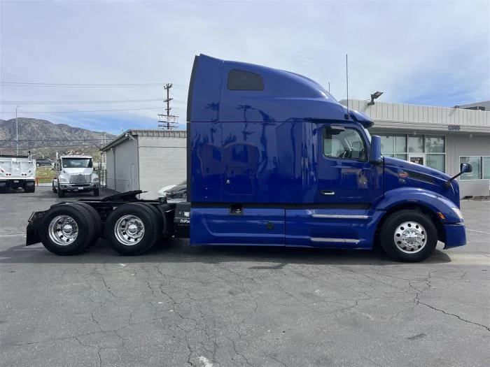 2022 Peterbilt 579 in Sylmar, CA — photo 5
