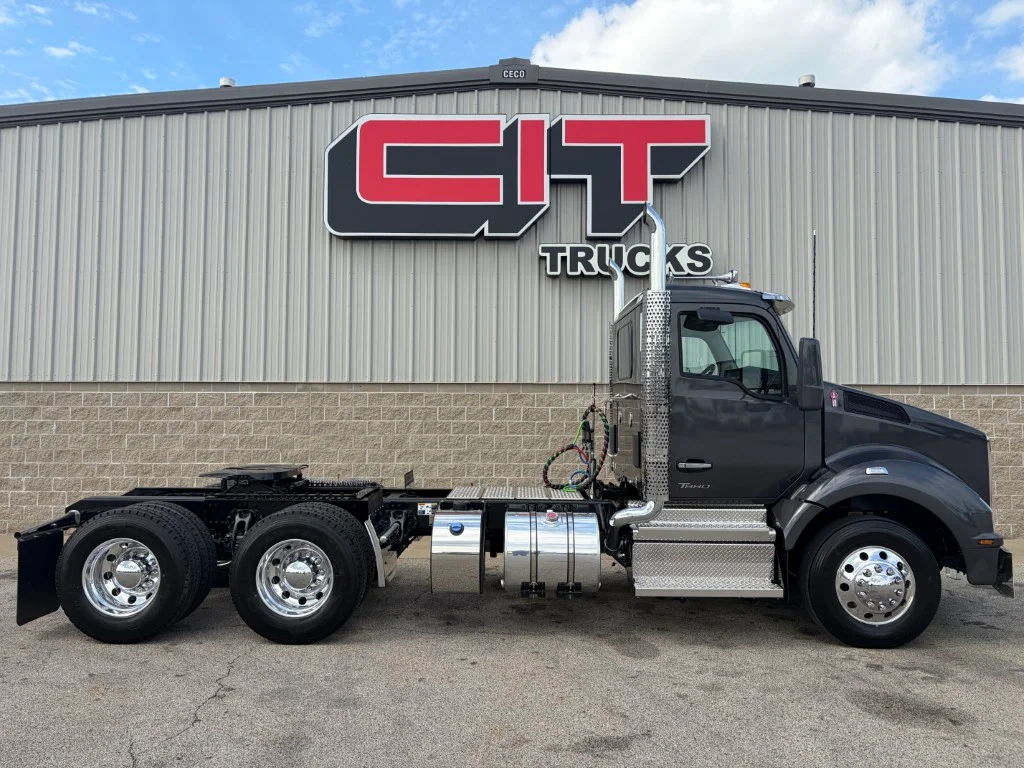 2027 Kenworth T880 in Morton, IL — photo 4