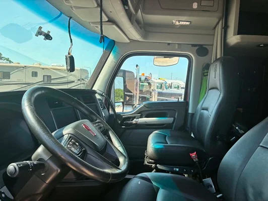 2023 Kenworth T680 in Tulsa, OK — photo 3