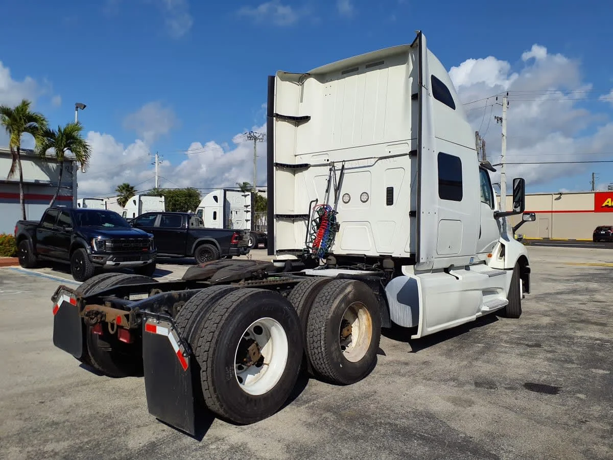 2020 International LT - image 4