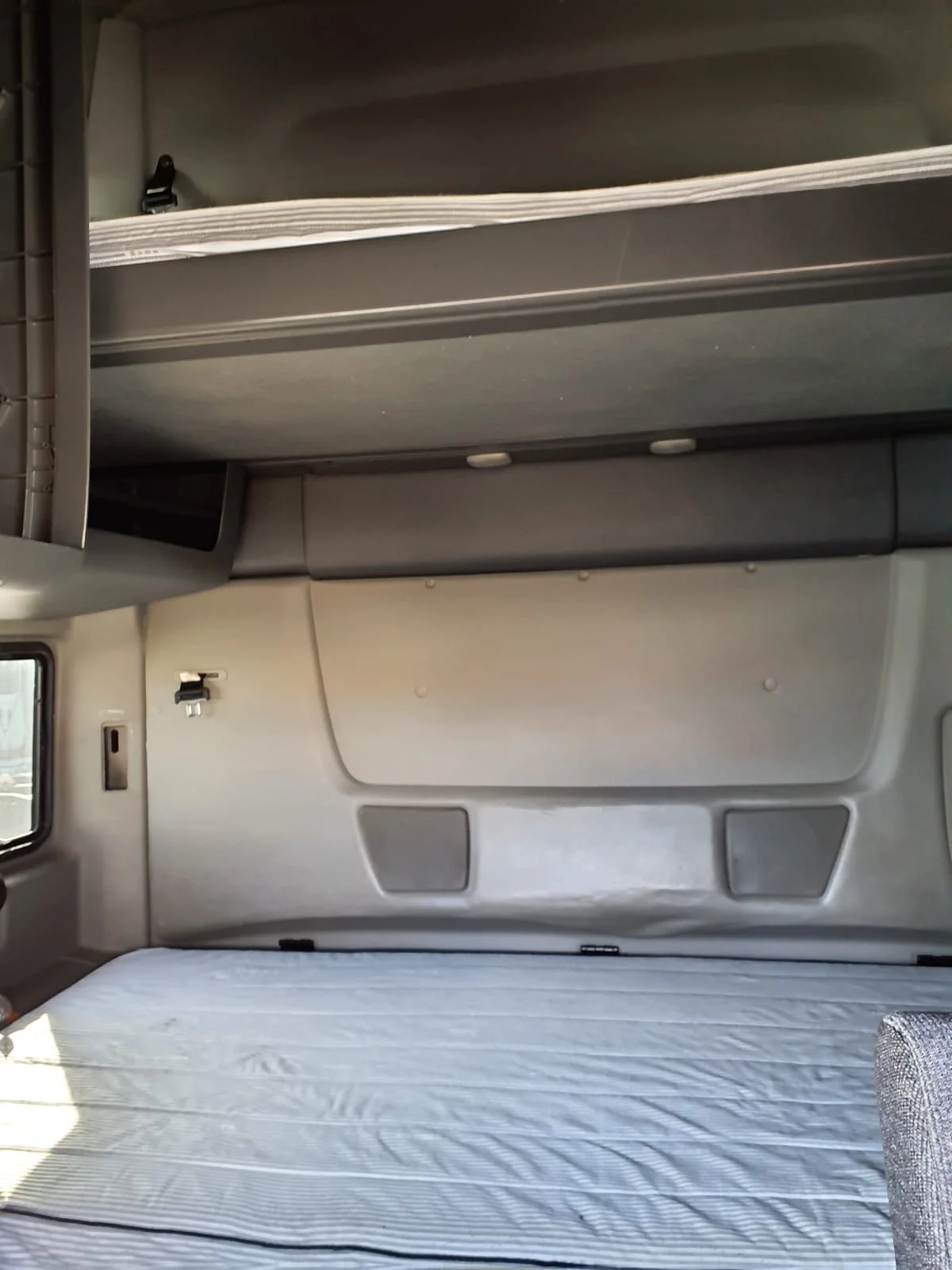 2020 International LT - image 8