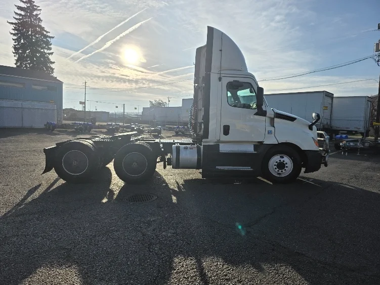 2019 Freightliner Cascadia - image 8