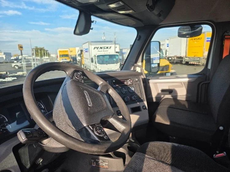 2019 Freightliner Cascadia - image 10