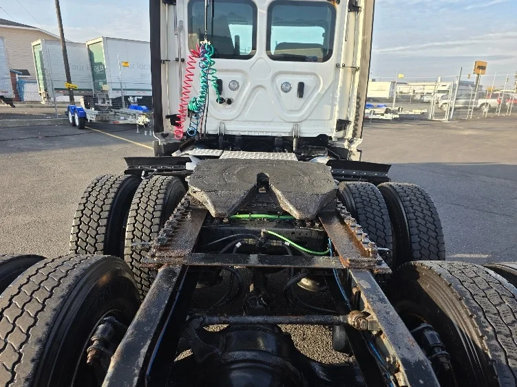 2019 Freightliner Cascadia - image 6