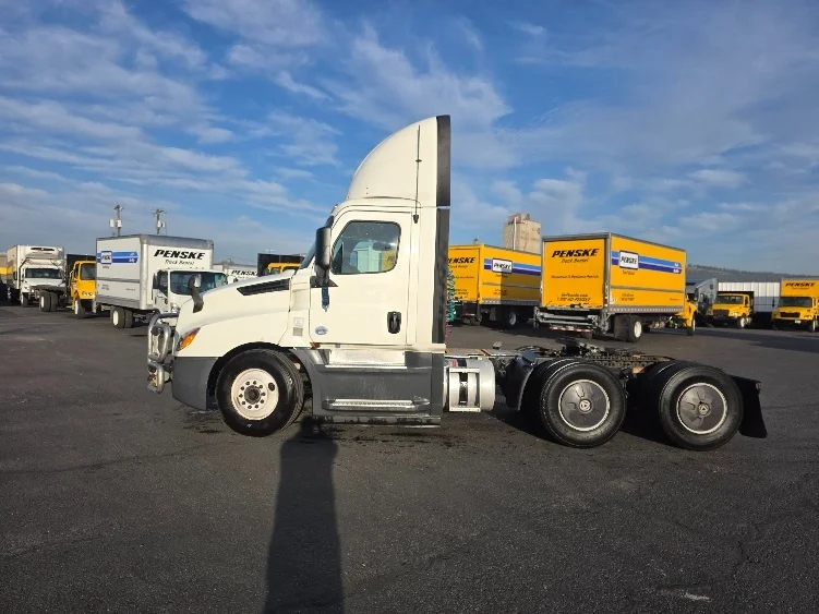 2019 Freightliner Cascadia - image 4