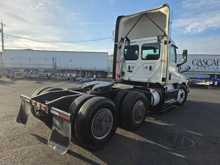 2019 Freightliner Cascadia - image 7