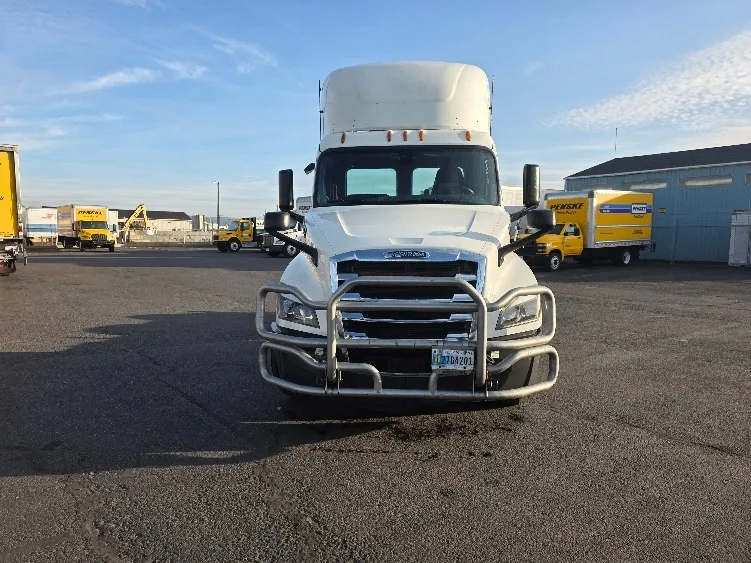 2019 Freightliner Cascadia - image 2