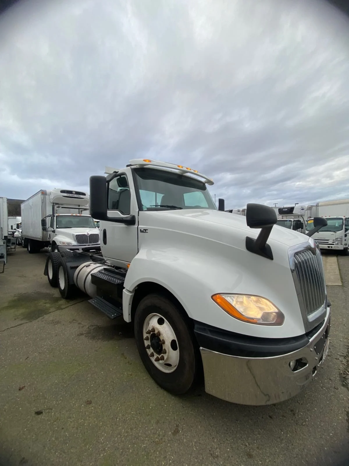 2019 International LT - image 3