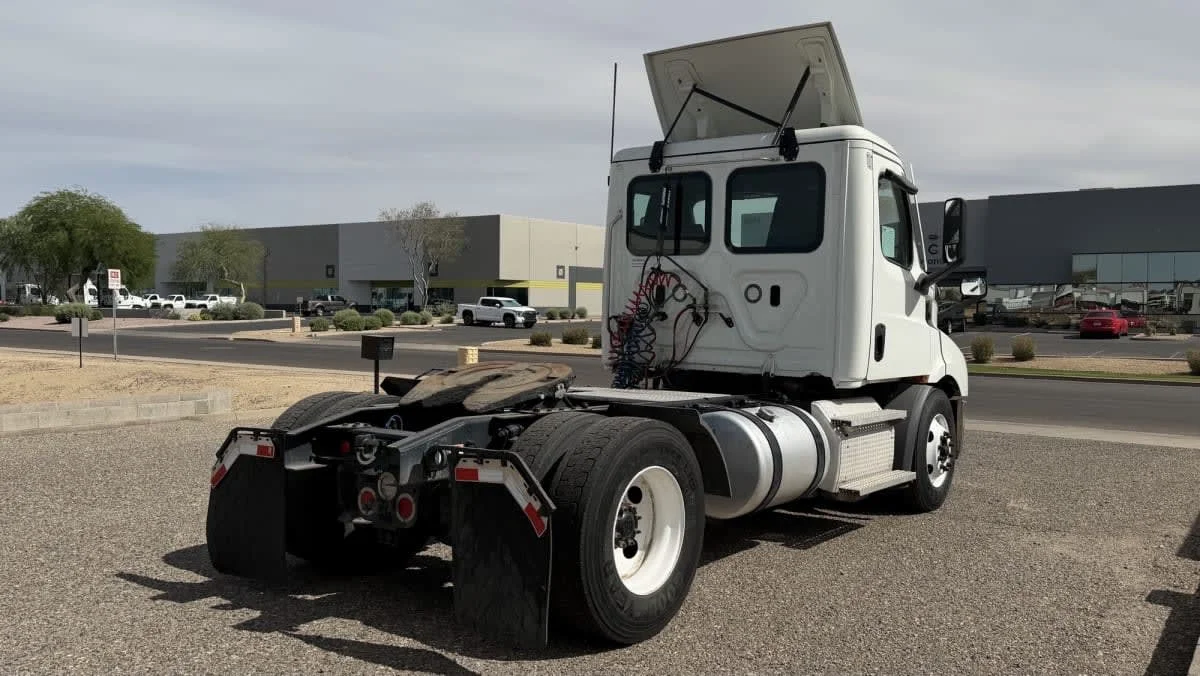 2020 Freightliner Cascadia in Phoenix, AZ — photo 4